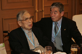 今回の出席オリンピアンで最年長の柴田梅太郎氏と歓談する早田卓次OAJ理事長