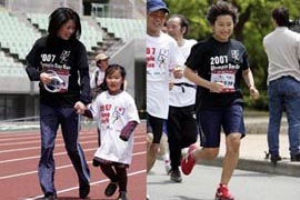 子供と走る野田朱美さん（左）と高橋千恵美さん（右）
