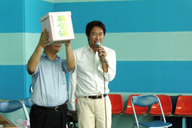 中国四川省大地震義援金の募金活動も行いました。