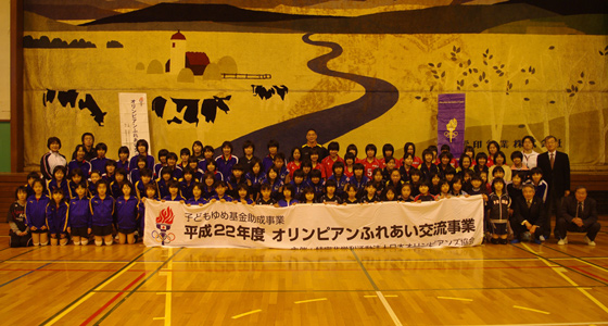 平成22年度オリンピアンふれあい交流事業　バレーボール教室(北海道)集合写真